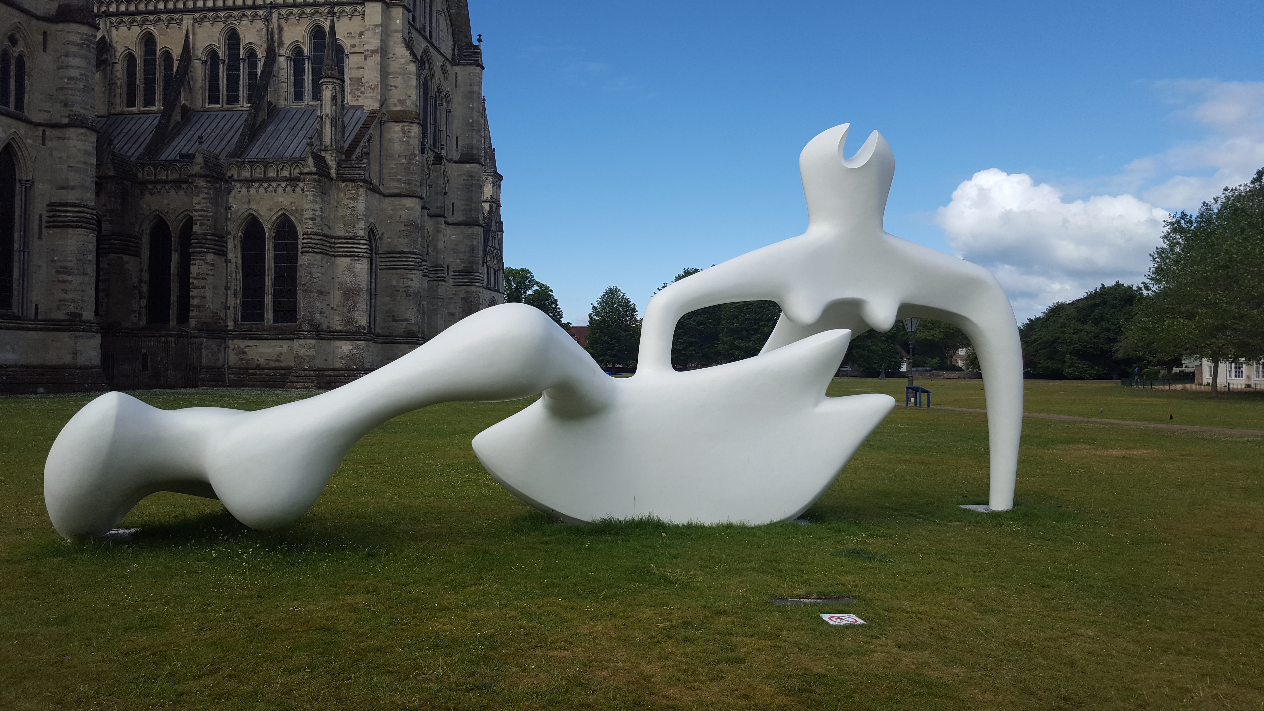 Henry Moore, Large Reclining Figure, 1983 — fibreglass sculpture in Salisbury Cathedral Close